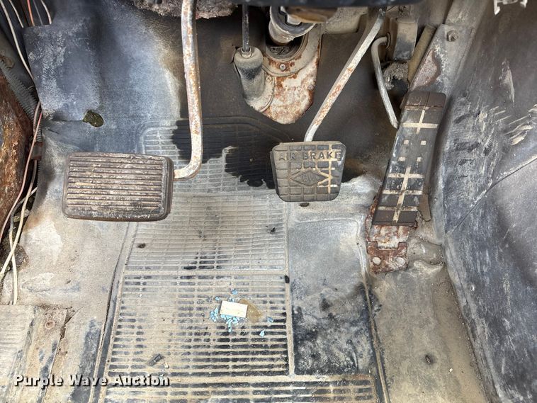 image for item EA4764 1988 International F2574 ready mix truck