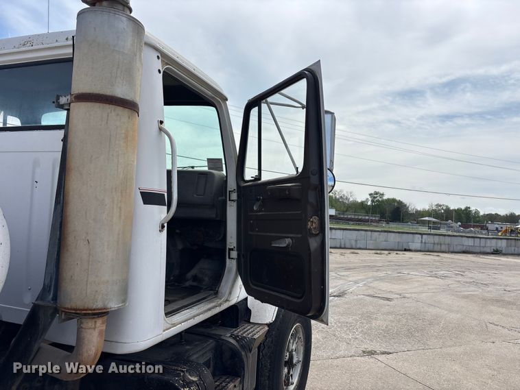 image for item EA4764 1988 International F2574 ready mix truck