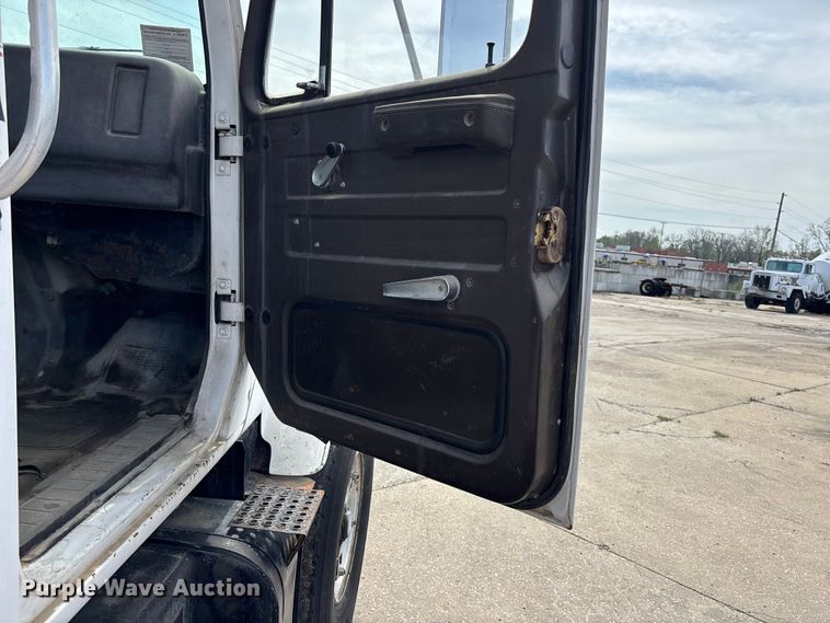 image for item EA4764 1988 International F2574 ready mix truck