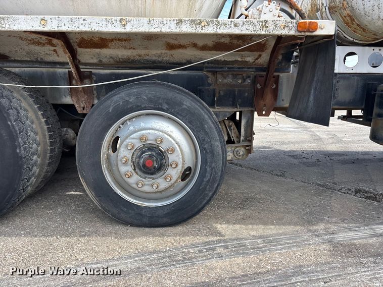 image for item EA4764 1988 International F2574 ready mix truck