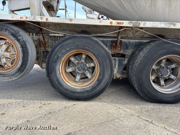 image for item EA4764 1988 International F2574 ready mix truck