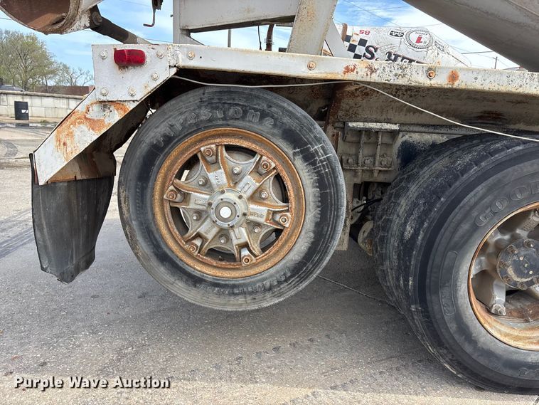 image for item EA4764 1988 International F2574 ready mix truck