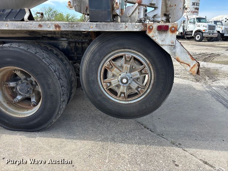 image for item EA4764 1988 International F2574 ready mix truck