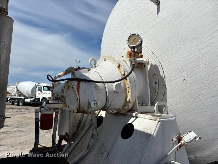 image for item EA4766 1985 Ford LT8000 ready mix truck