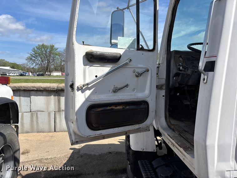 image for item EA4766 1985 Ford LT8000 ready mix truck