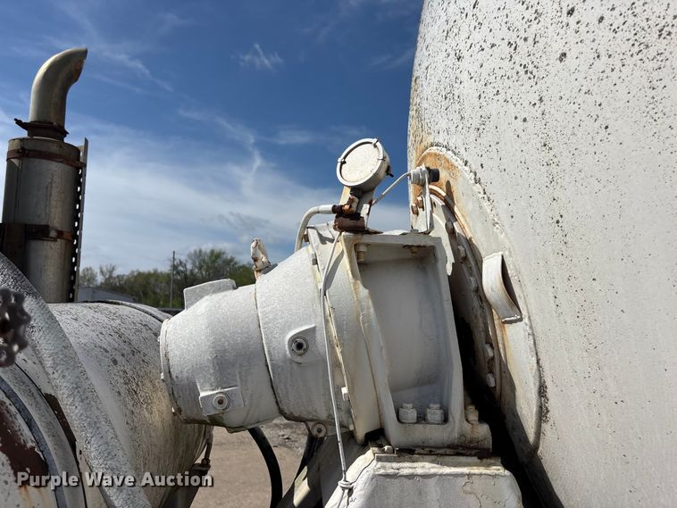 image for item EA4768 1990 International F2574 ready mix truck