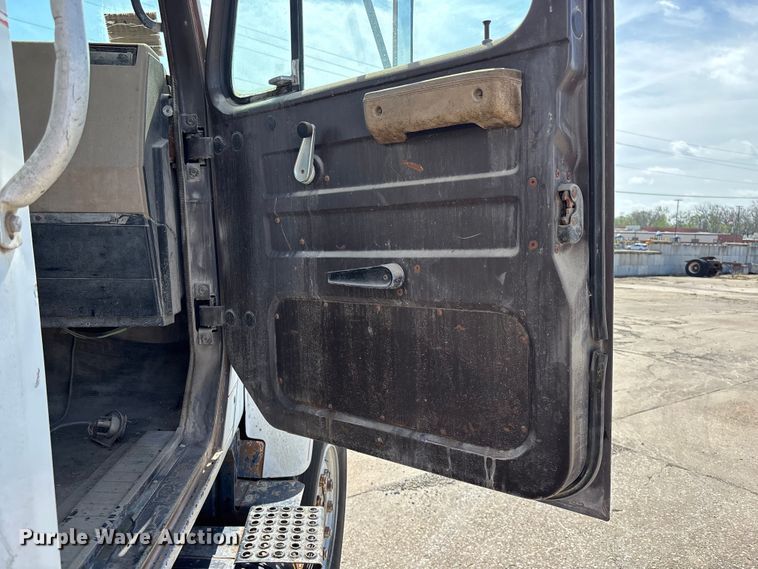 image for item EA4768 1990 International F2574 ready mix truck