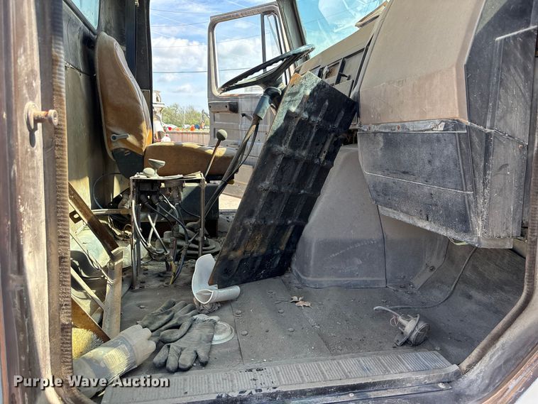 image for item EA4768 1990 International F2574 ready mix truck