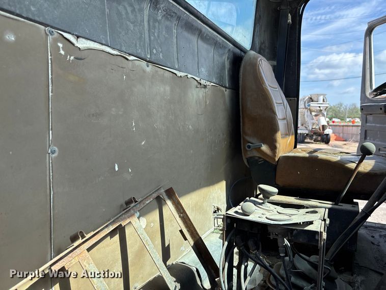 image for item EA4768 1990 International F2574 ready mix truck