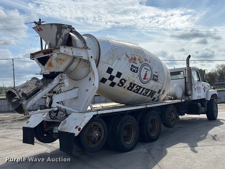 image for item EA4769 1988 International F2574 ready mix truck