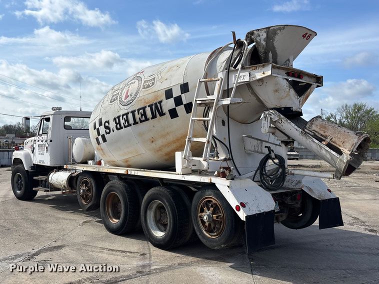 image for item EA4769 1988 International F2574 ready mix truck