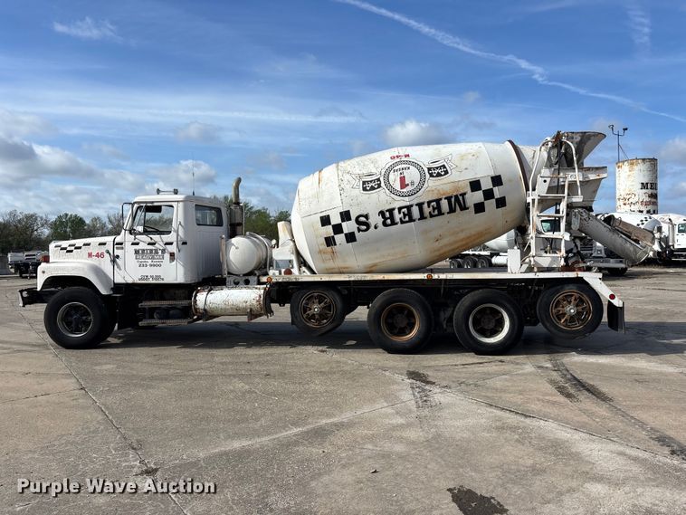 image for item EA4769 1988 International F2574 ready mix truck
