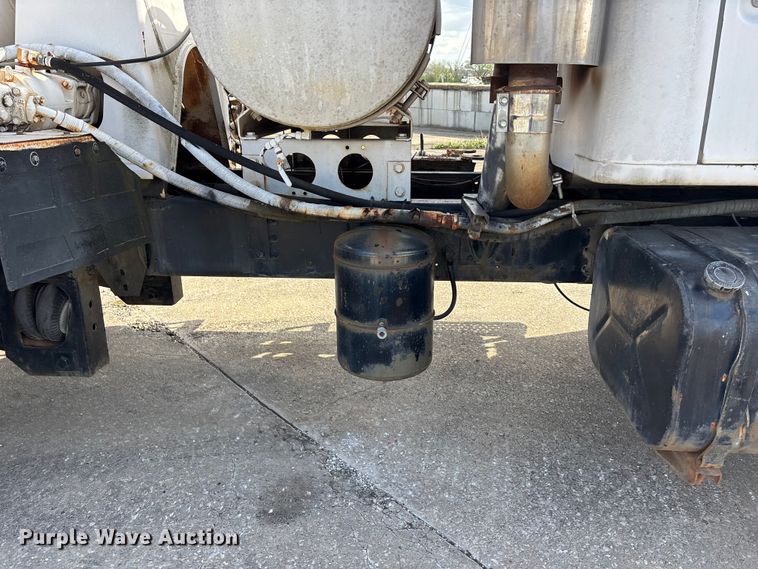 image for item EA4769 1988 International F2574 ready mix truck