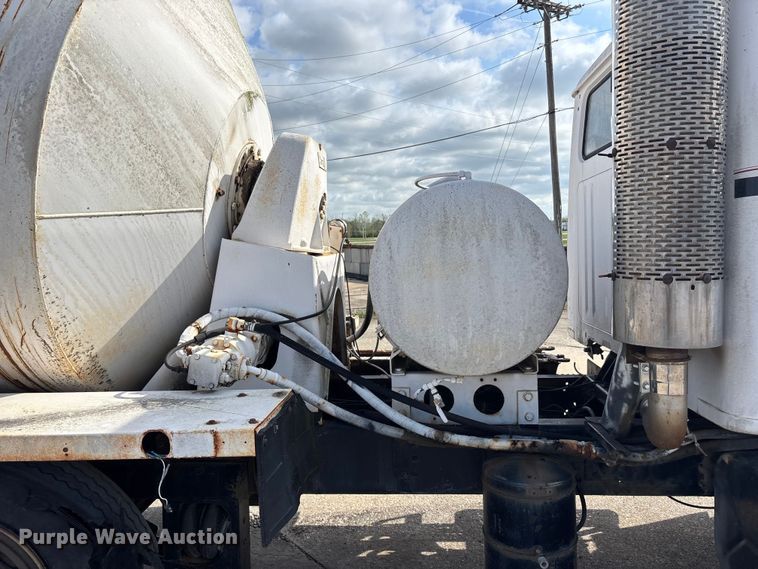 image for item EA4769 1988 International F2574 ready mix truck