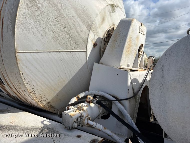 image for item EA4769 1988 International F2574 ready mix truck