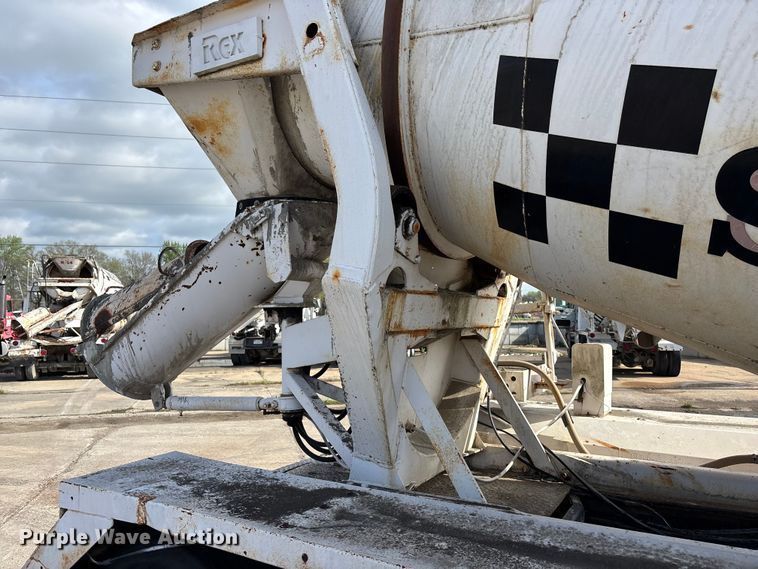 image for item EA4769 1988 International F2574 ready mix truck