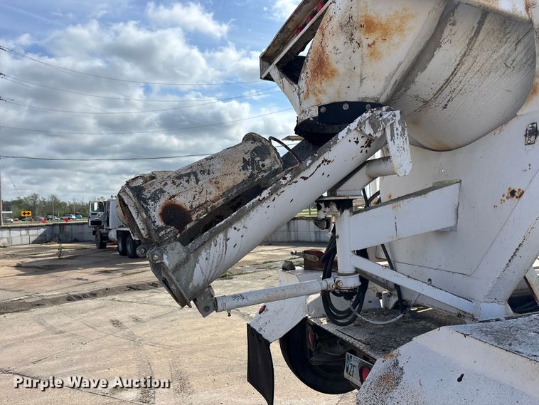 image for item EA4769 1988 International F2574 ready mix truck