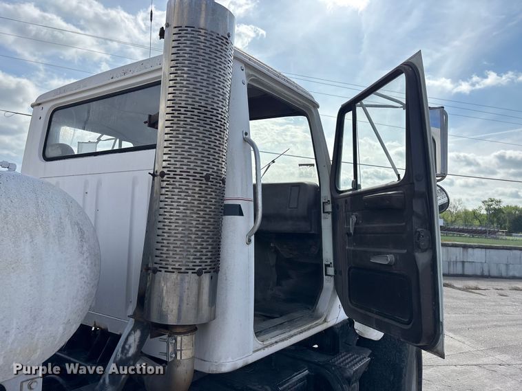 image for item EA4769 1988 International F2574 ready mix truck