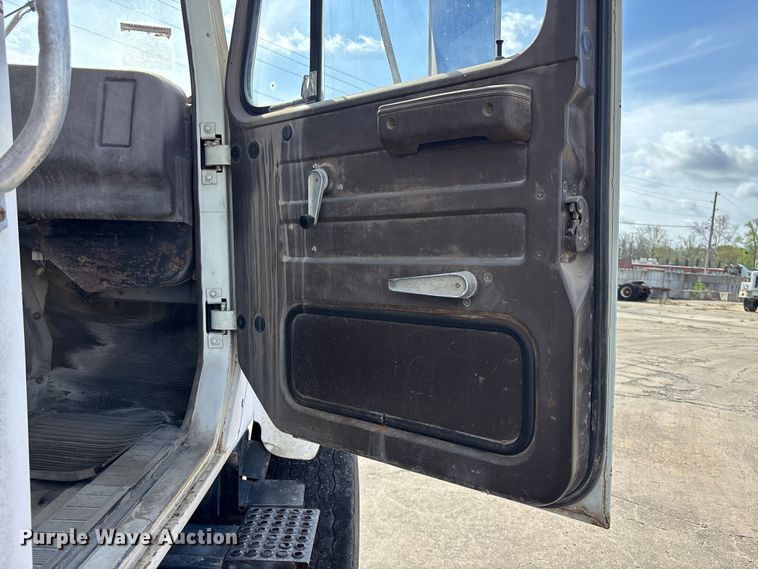 image for item EA4769 1988 International F2574 ready mix truck