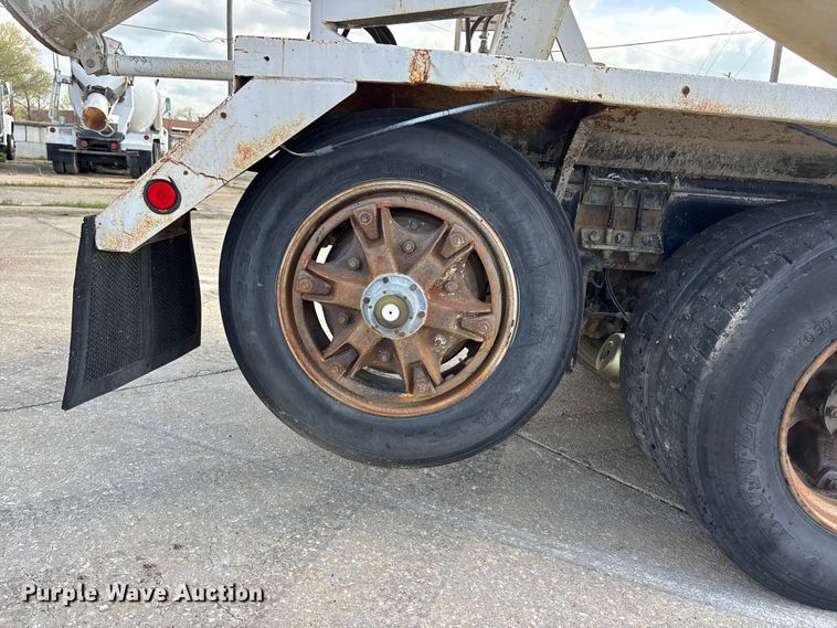 image for item EA4769 1988 International F2574 ready mix truck