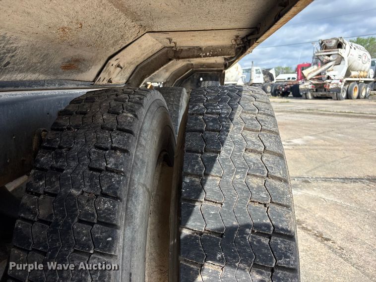 image for item EA4769 1988 International F2574 ready mix truck