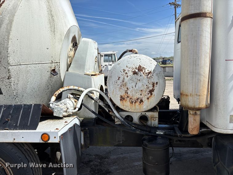 image for item EA4774 1988 International F2574 ready mix truck