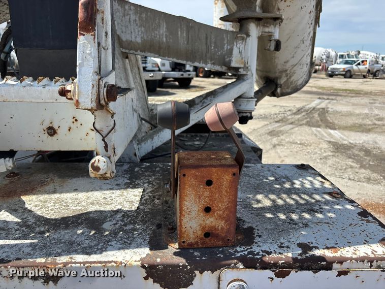 image for item EA4774 1988 International F2574 ready mix truck