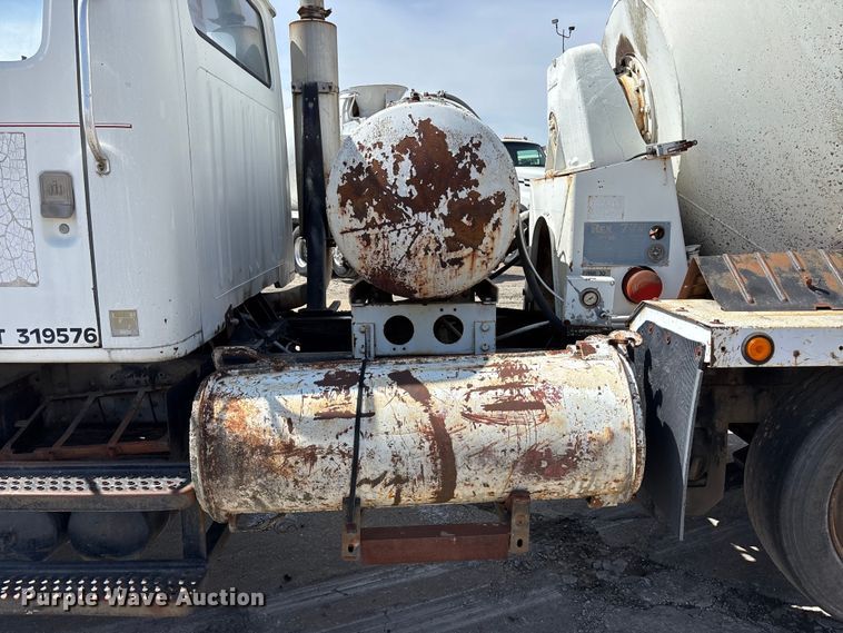 image for item EA4774 1988 International F2574 ready mix truck