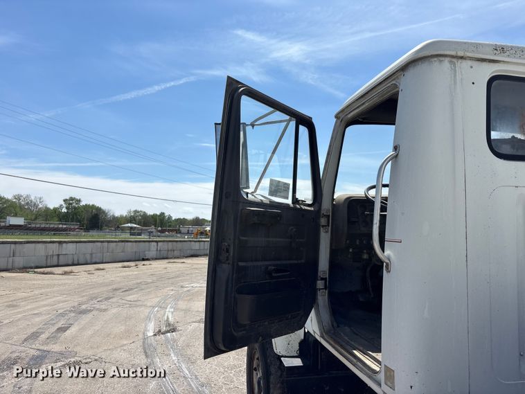 image for item EA4774 1988 International F2574 ready mix truck