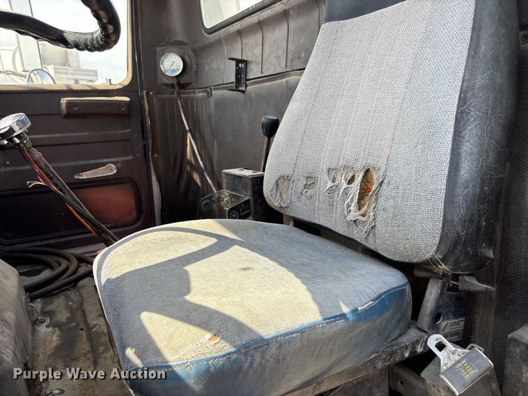 image for item EA4774 1988 International F2574 ready mix truck