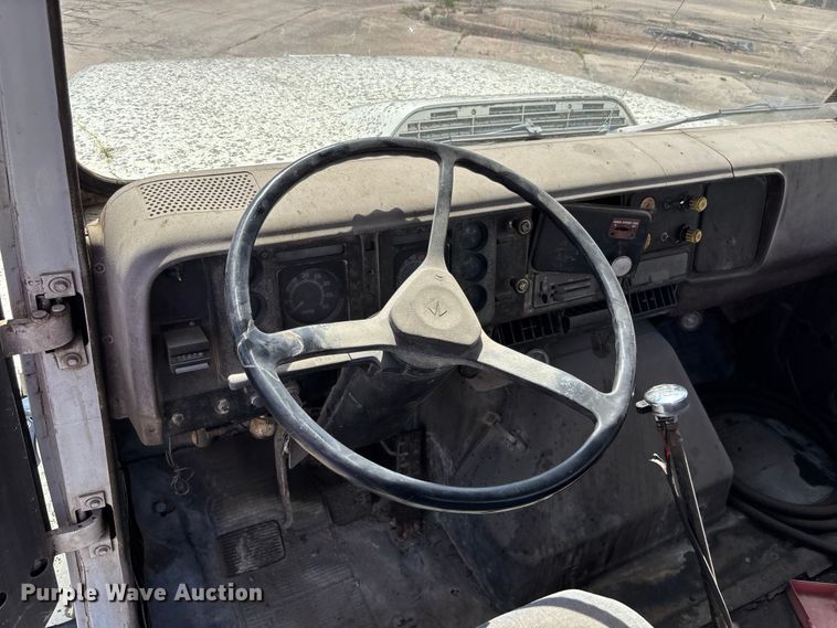 image for item EA4774 1988 International F2574 ready mix truck