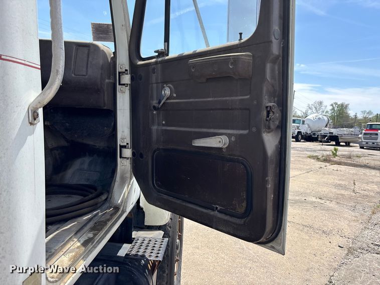 image for item EA4774 1988 International F2574 ready mix truck