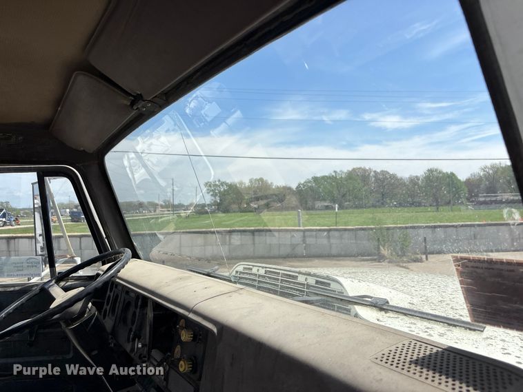 image for item EA4774 1988 International F2574 ready mix truck