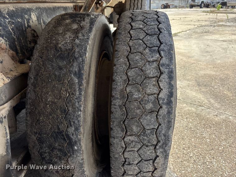 image for item EA4774 1988 International F2574 ready mix truck