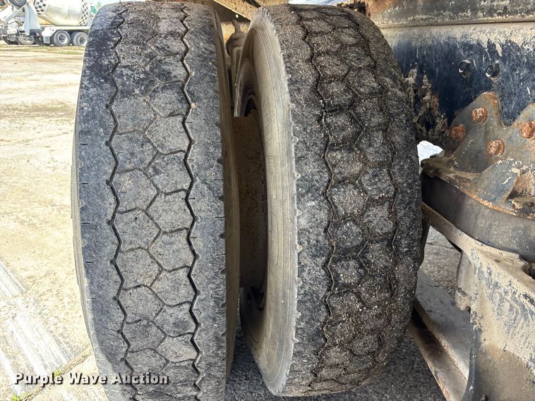 image for item EA4774 1988 International F2574 ready mix truck