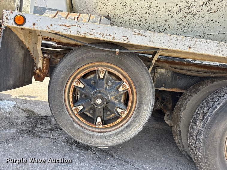 image for item EA4774 1988 International F2574 ready mix truck