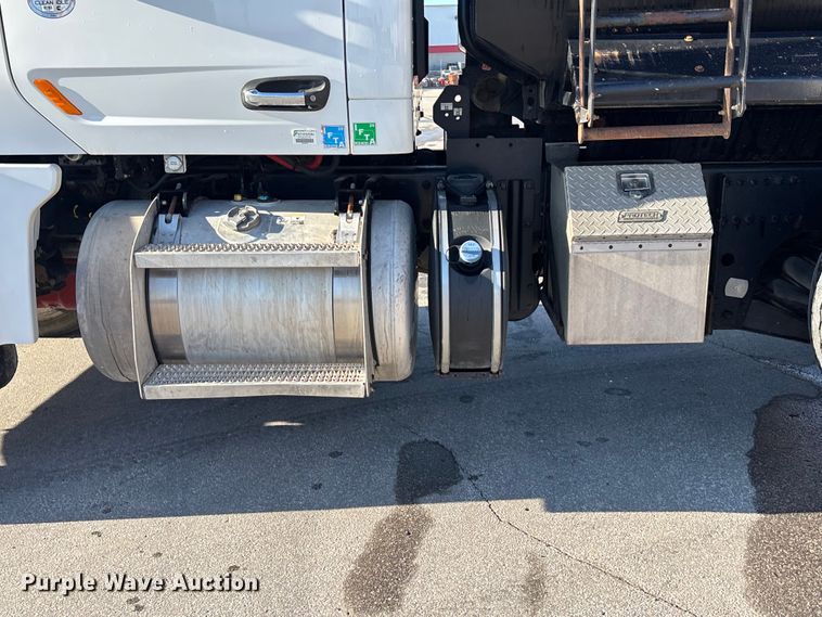 image for item EA4821 2019 Peterbilt 567 dump truck