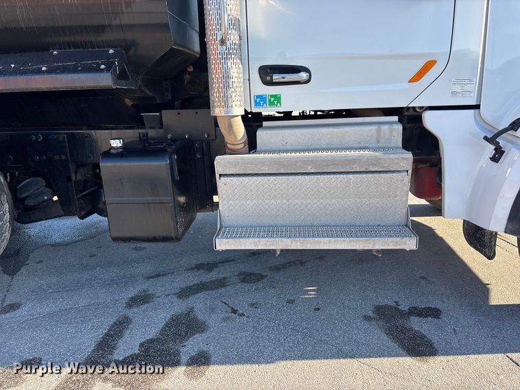 image for item EA4821 2019 Peterbilt 567 dump truck