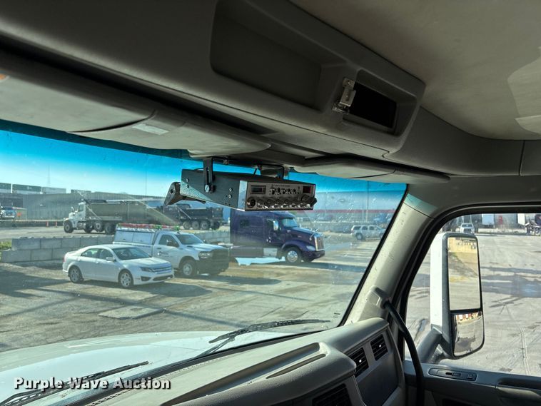 image for item EA4821 2019 Peterbilt 567 dump truck