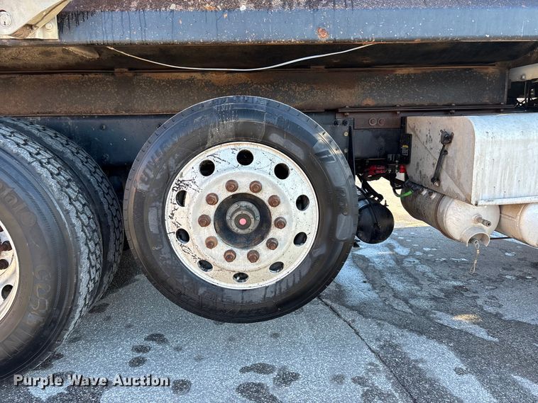 image for item EA4822 2017 Peterbilt 567 dump truck