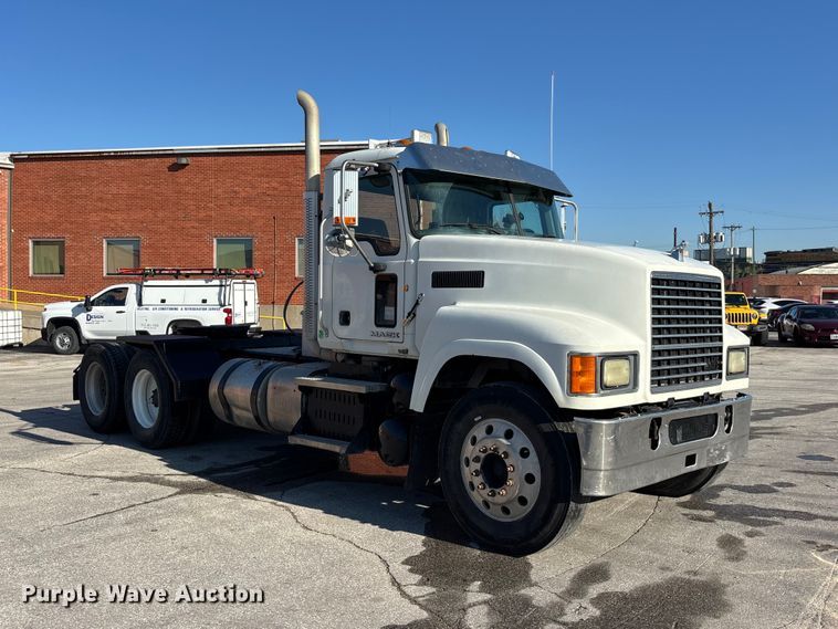 image for item EA4823 2012 Mack Pinnacle CHU613 semi truck