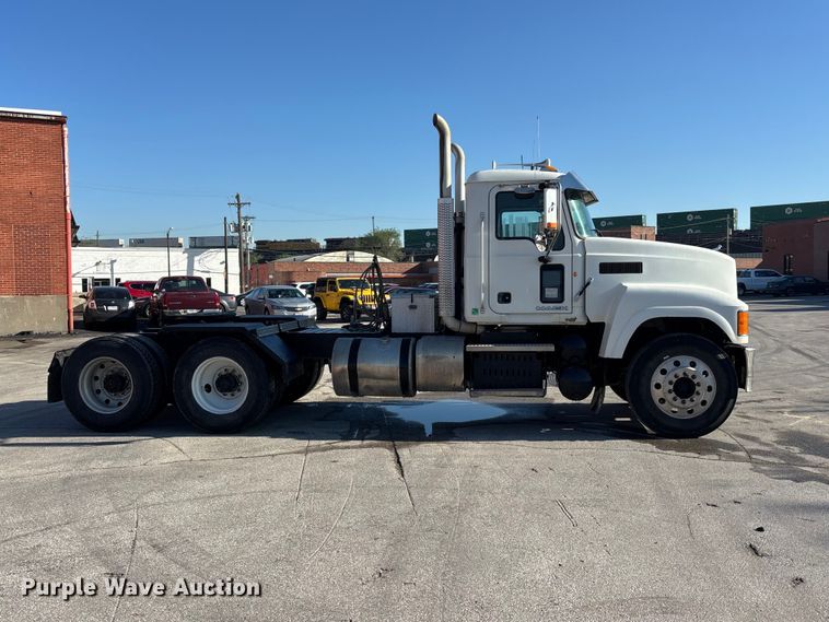 image for item EA4823 2012 Mack Pinnacle CHU613 semi truck