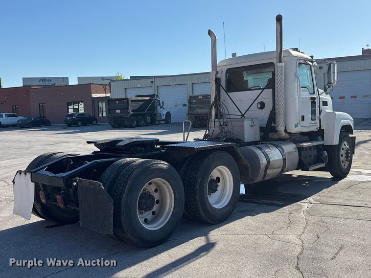 image for item EA4823 2012 Mack Pinnacle CHU613 semi truck