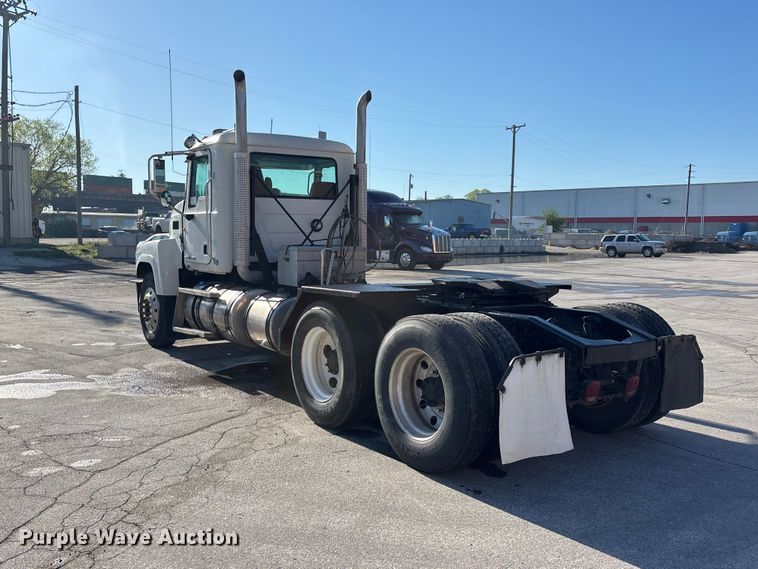 image for item EA4823 2012 Mack Pinnacle CHU613 semi truck