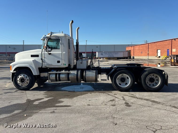 image for item EA4823 2012 Mack Pinnacle CHU613 semi truck