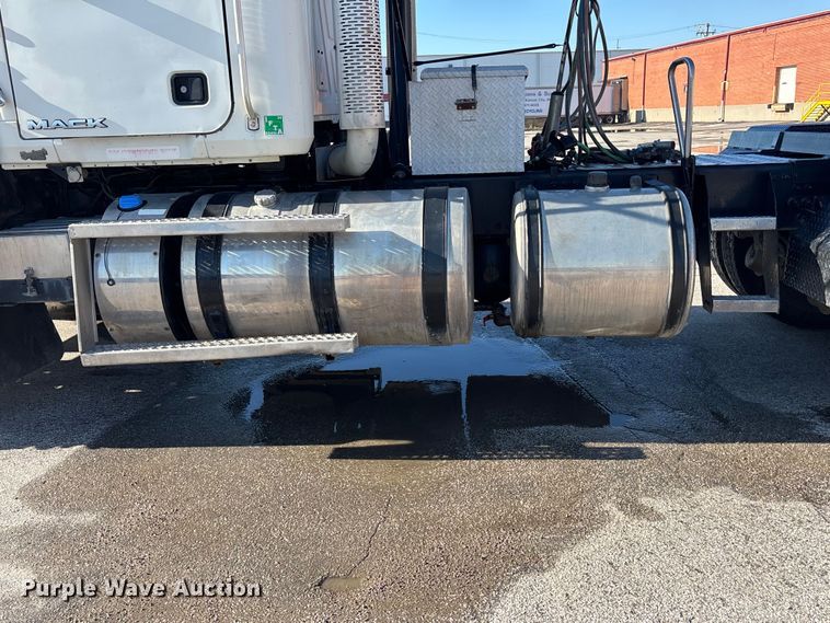 image for item EA4823 2012 Mack Pinnacle CHU613 semi truck