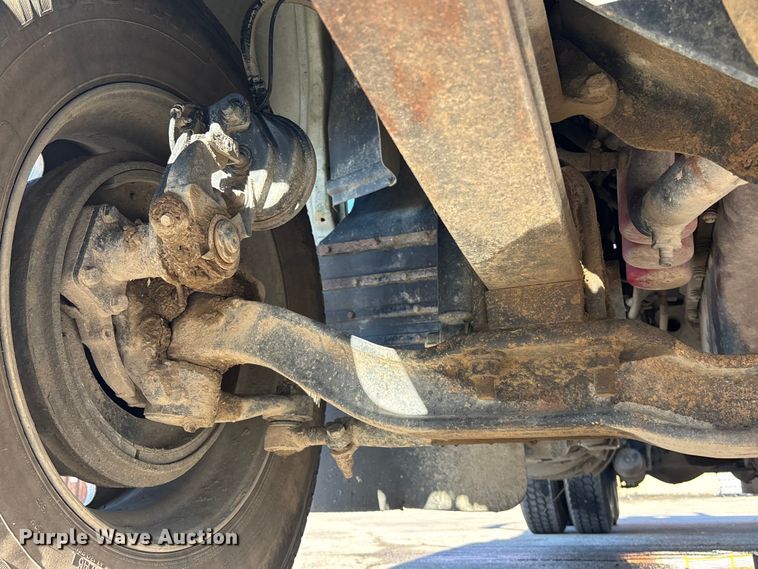 image for item EA4823 2012 Mack Pinnacle CHU613 semi truck