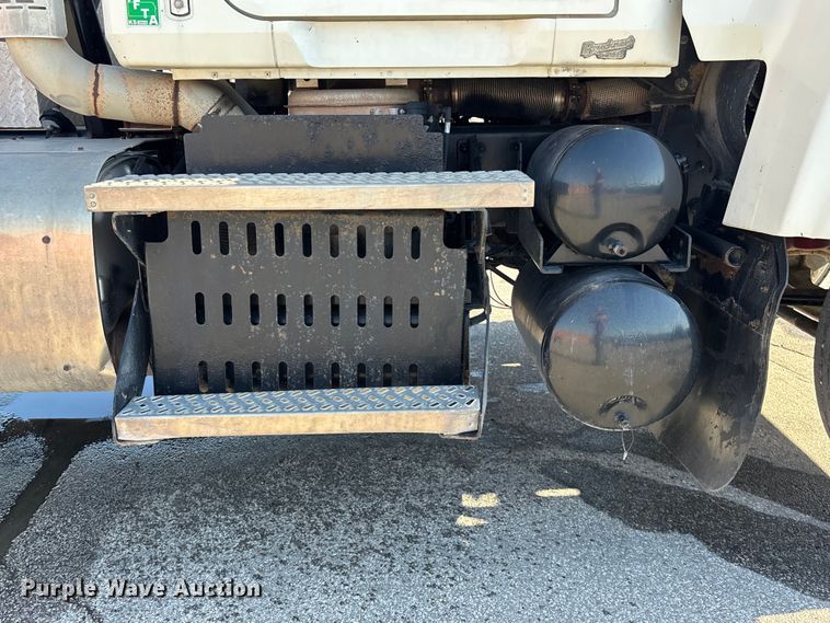 image for item EA4823 2012 Mack Pinnacle CHU613 semi truck