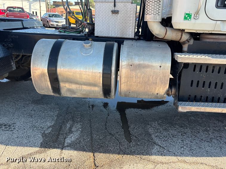 image for item EA4823 2012 Mack Pinnacle CHU613 semi truck