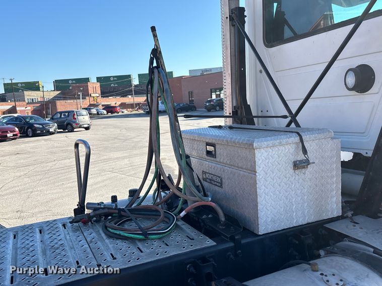 image for item EA4823 2012 Mack Pinnacle CHU613 semi truck